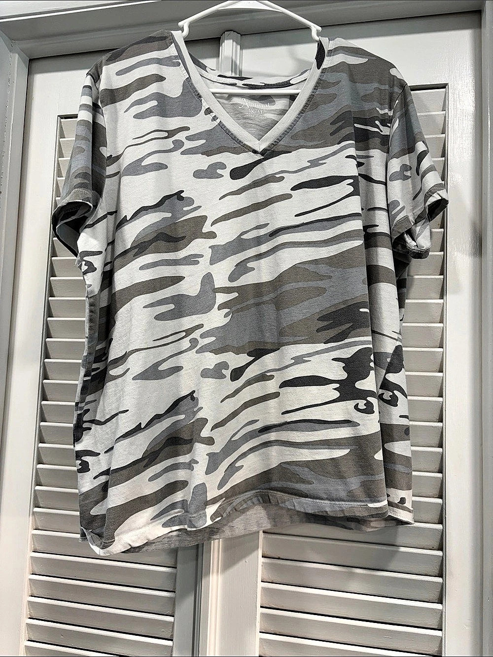 Natural Reflections Camo V-Neck Top in Gray & White Size 1X Like New